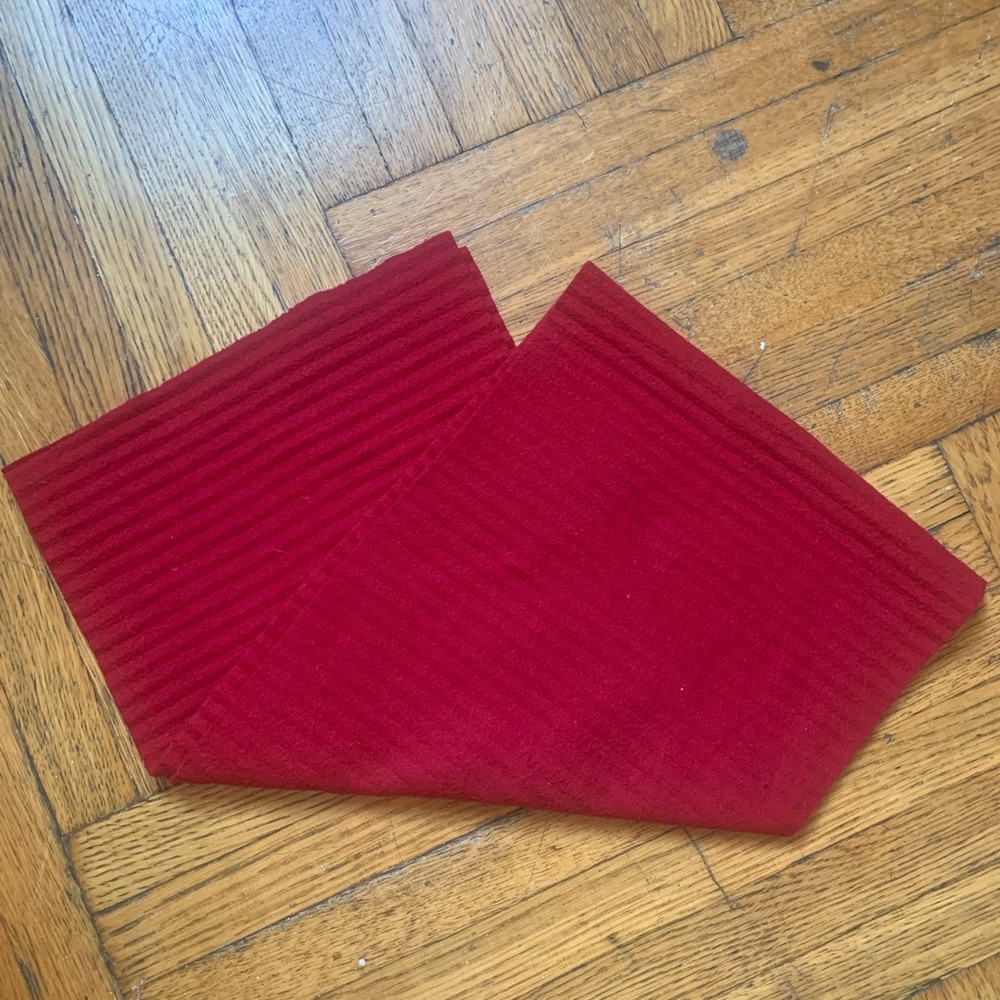 Red cloth table runner - Picture 3 of 3
